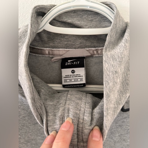 NIKE - Women’s Dri-Fit Grey Zip-Up in Extra Small - Picture 7 of 16